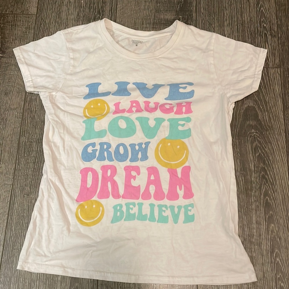 graphic tee size medium but fits small